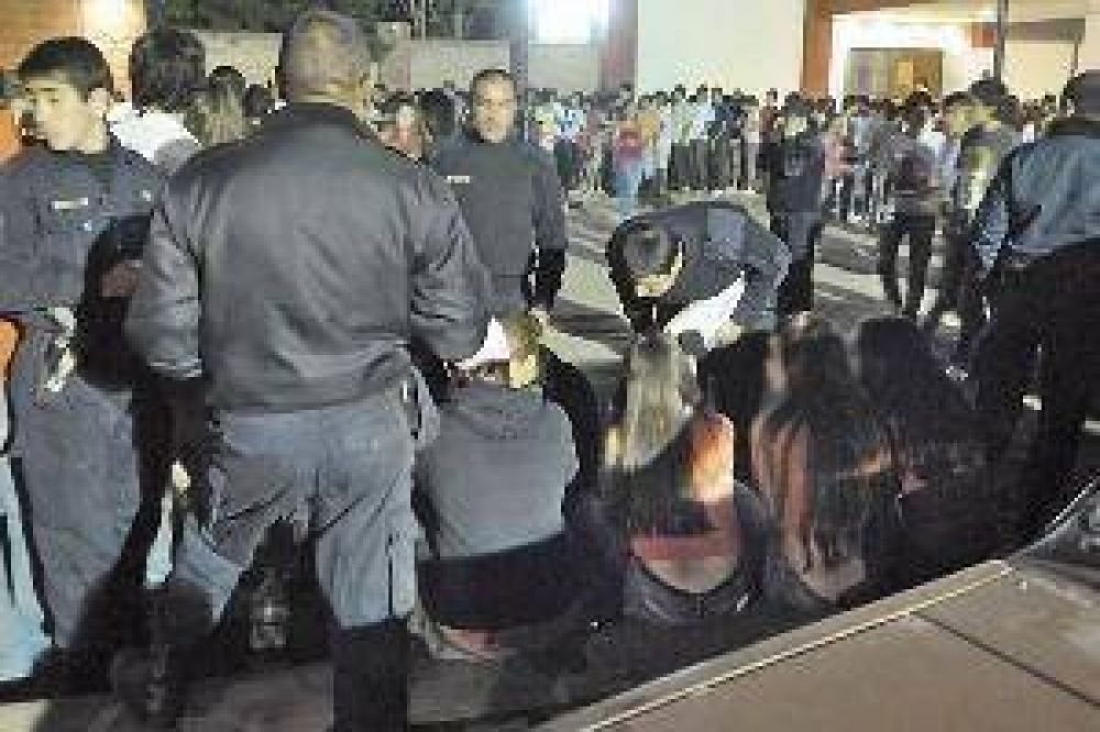 Decenas de chicos ebrios y una menor internada con coma alcoh�lico