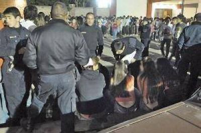 Decenas de chicos ebrios y una menor internada con coma alcoh�lico