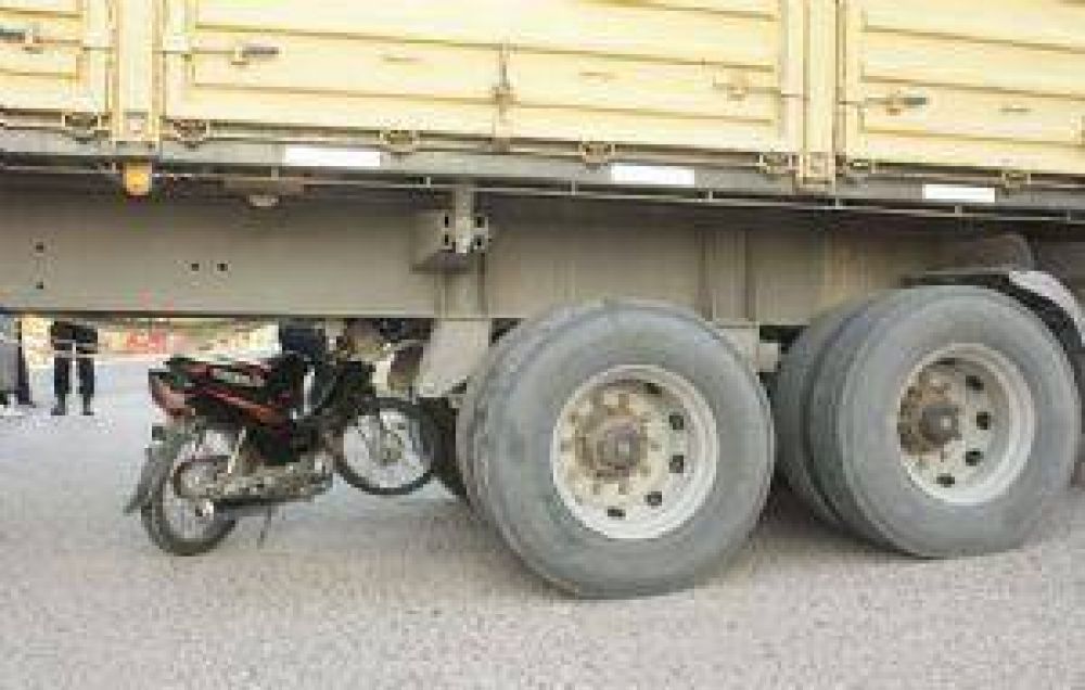 Un joven muere al chocar con acoplado