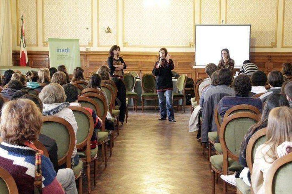 Con la presencia de gran cantidad de j�venes se realiz� una charla sobre medios de comunicaci�n