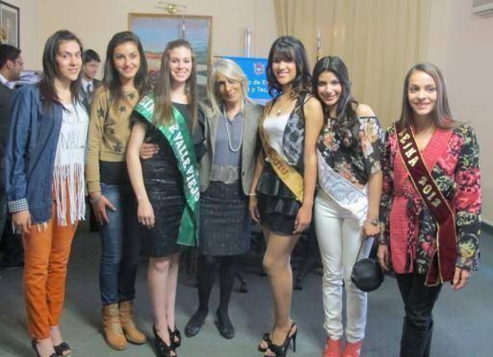 Postulantes a Reina de los estudiantes visitaron a la ministra de Educaci�n