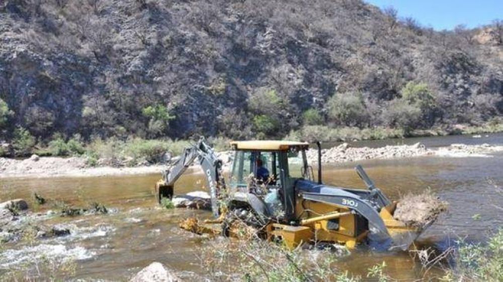 Demuelen dique ilegal sobre el r�o Quilpo