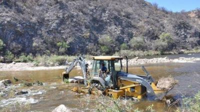 Demuelen dique ilegal sobre el r�o Quilpo