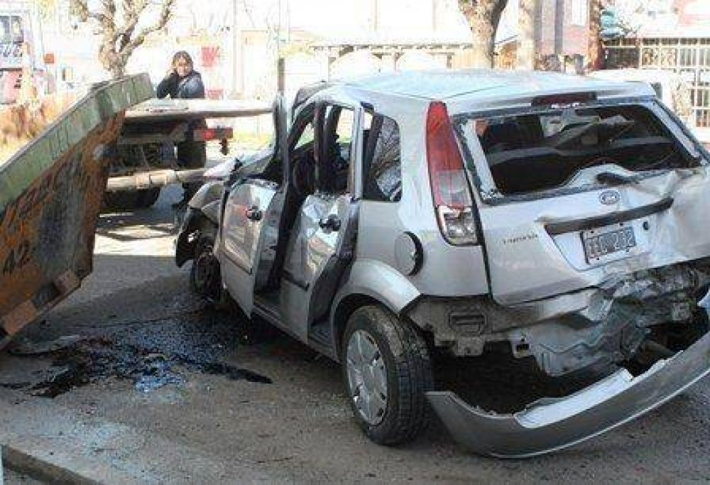 Un casinero de Mar del Plata muri� al chocar su auto contra un contenedor
