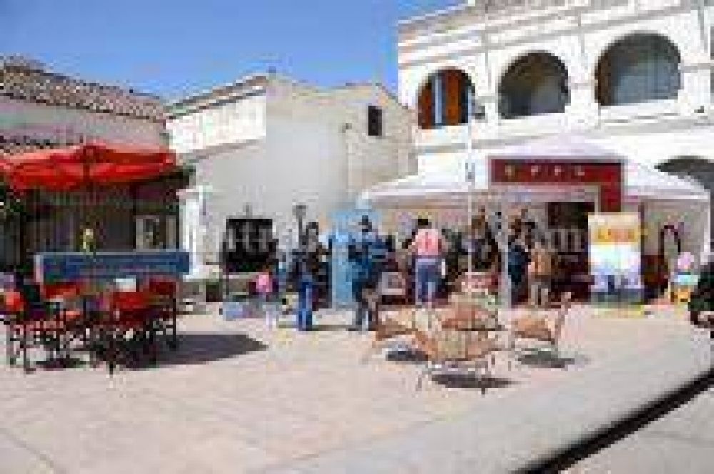 Se exhiben productos de los Talleres Penitenciarios en la Plazoleta IV Siglos de Salta