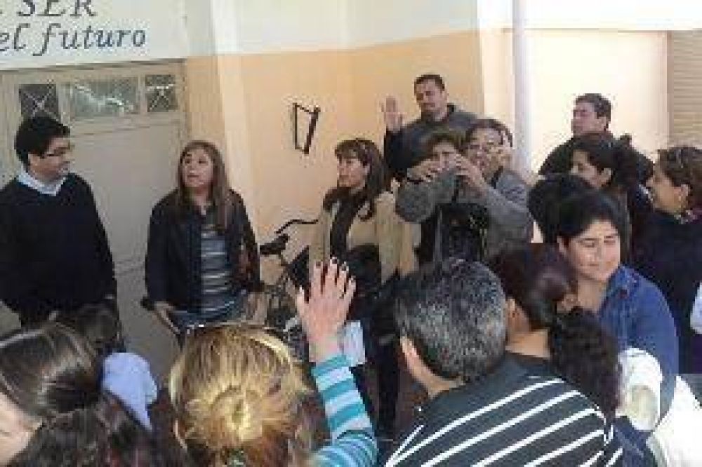 Padres quieren una soluci�n al conflicto del Instituto Rivadavia