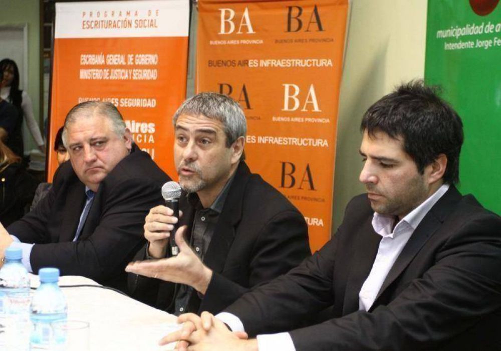 Avellaneda: Ferraresi entreg� m�s de 300 escrituras a vecinos