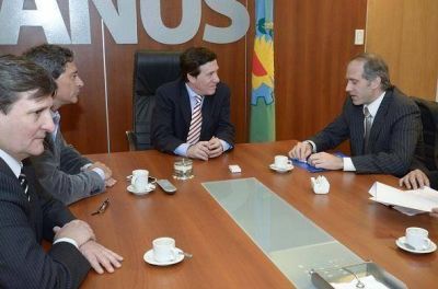 Lan�s: D�az P�rez firm� un convenio para instalar m�s c�maras