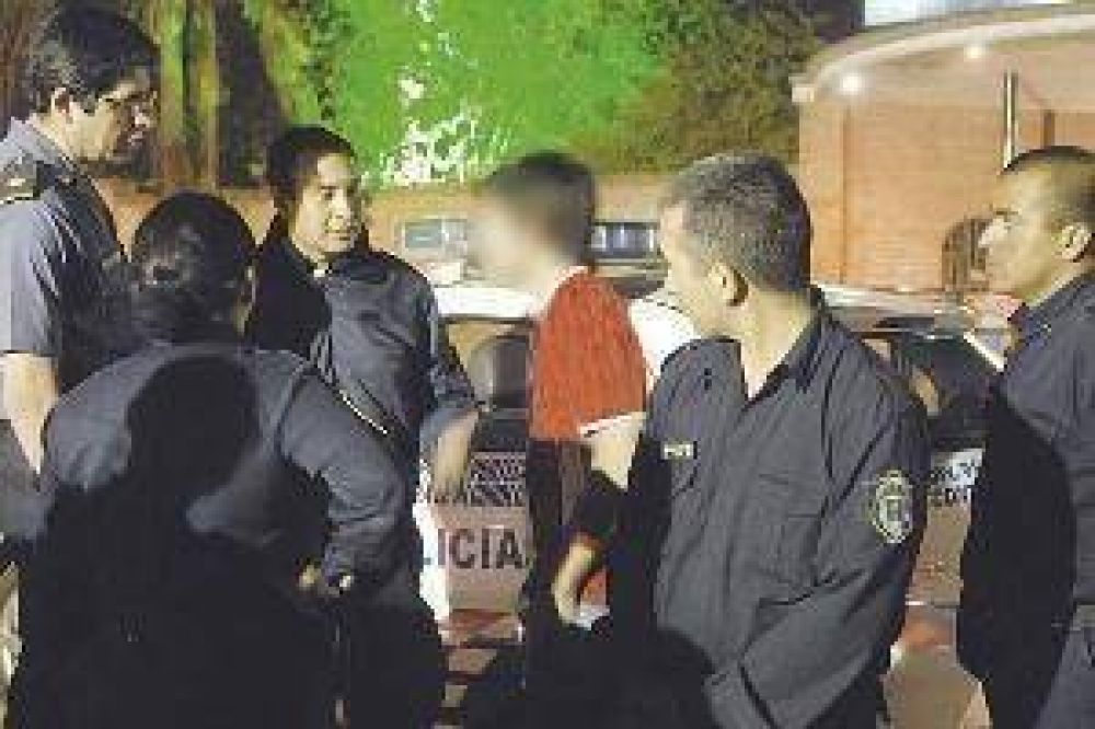 Chicos alcoholizados agreden a polic�as ante la apat�a de sus padres