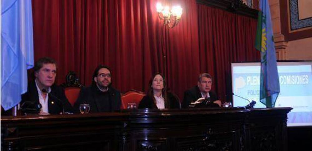 EL SENADOR PALLARES PRESIDIO SESION PLENARIA DE COMISIONES POR LEY DE POLICIA JUDICIAL