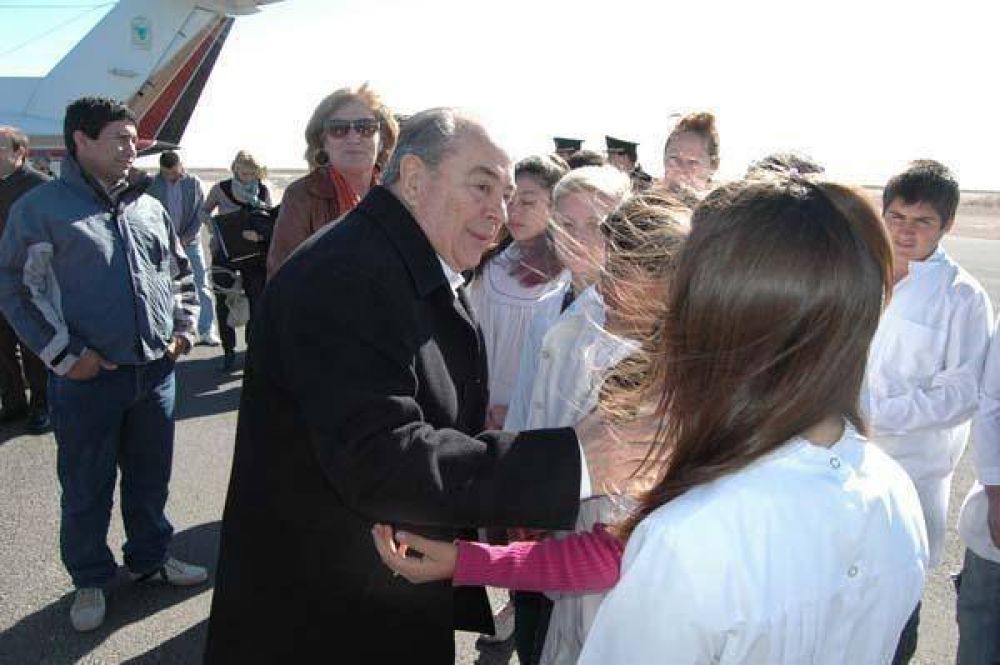 Jorge inaugur� pista de aterrizaje y entreg� viviendas en La Humada