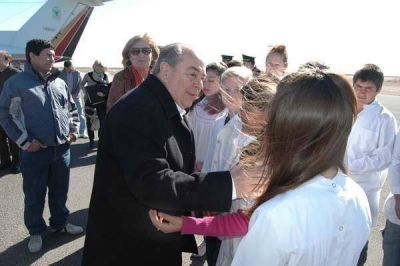 Jorge inaugur� pista de aterrizaje y entreg� viviendas en La Humada
