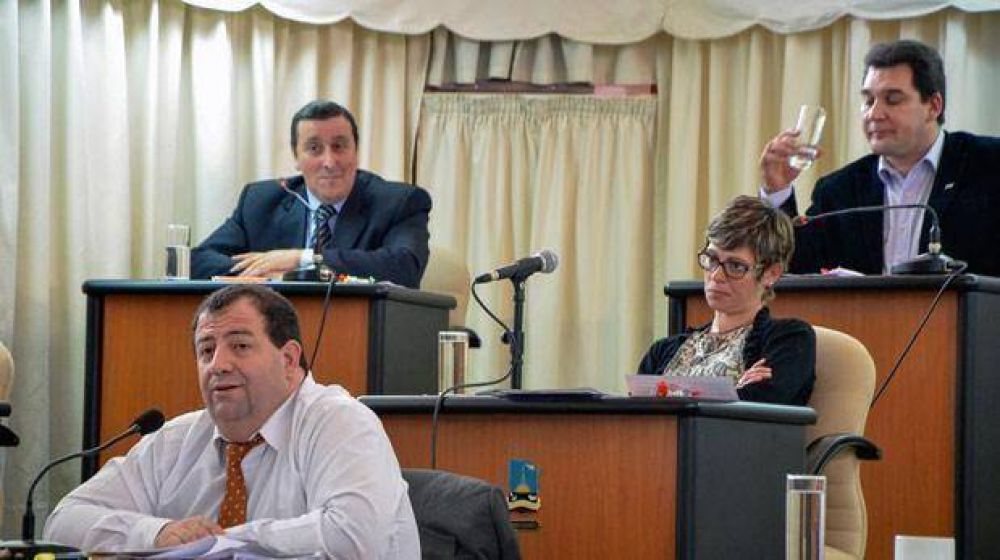 Con cr�ticas al secretario de Hacienda se aprob� el aumento para los municipales