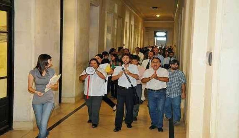 Docentes aceptan; judiciales van al paro