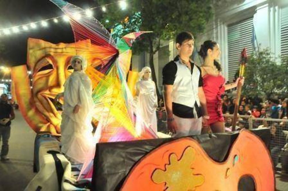Con una explosi�n de alegr�a los estudiantes recibieron la primavera