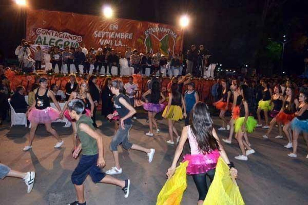 Se desarroll� el tradicional desfile de carrozas de la estudiantina