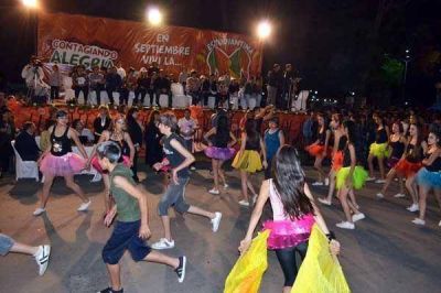 Se desarroll� el tradicional desfile de carrozas de la estudiantina