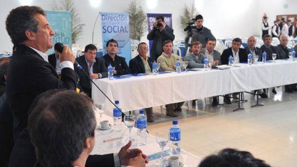 Urribarri se reuni� con la liga de intendentes del PJ y los ex bustistas