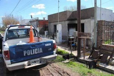 Un polic�a apu�al� a su ex mujer, hiri� a su hijo y luego incendi� la vivienda