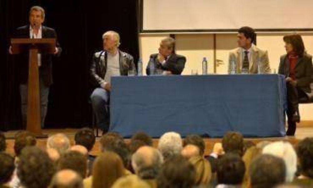 �Lo interesante de este programa es que nace y se ejecuta entre todos los entrerrianos, entre el Estado y la comunidad�, dijo Urribarri