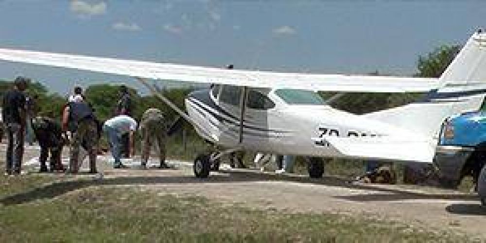  Secuestran avioneta con 286 kg de droga piloteada por un formose�o