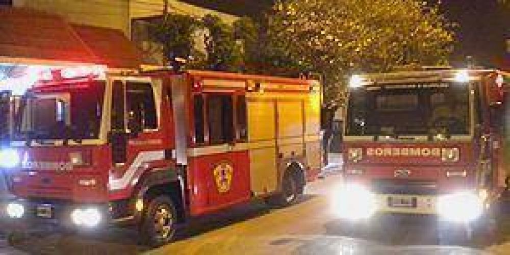  Incendio en una vivienda del Barrio Fontana con da�os materiales