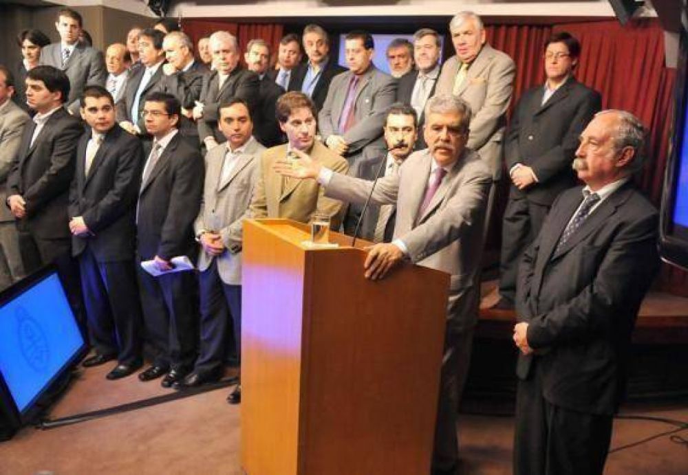�El Gobernador dice que env�a fondos, y los intendentes no, alguien miente�
