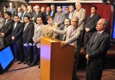�El Gobernador dice que env�a fondos, y los intendentes no, alguien miente�