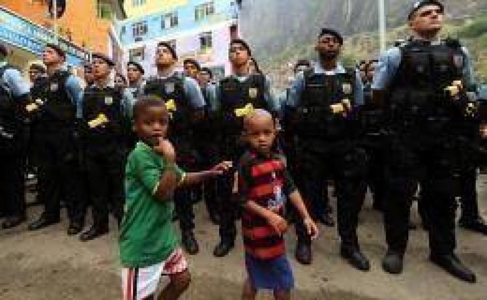 Tras d�cadas de ausencia, la Polic�a brasile�a se instal� en la Rocinha