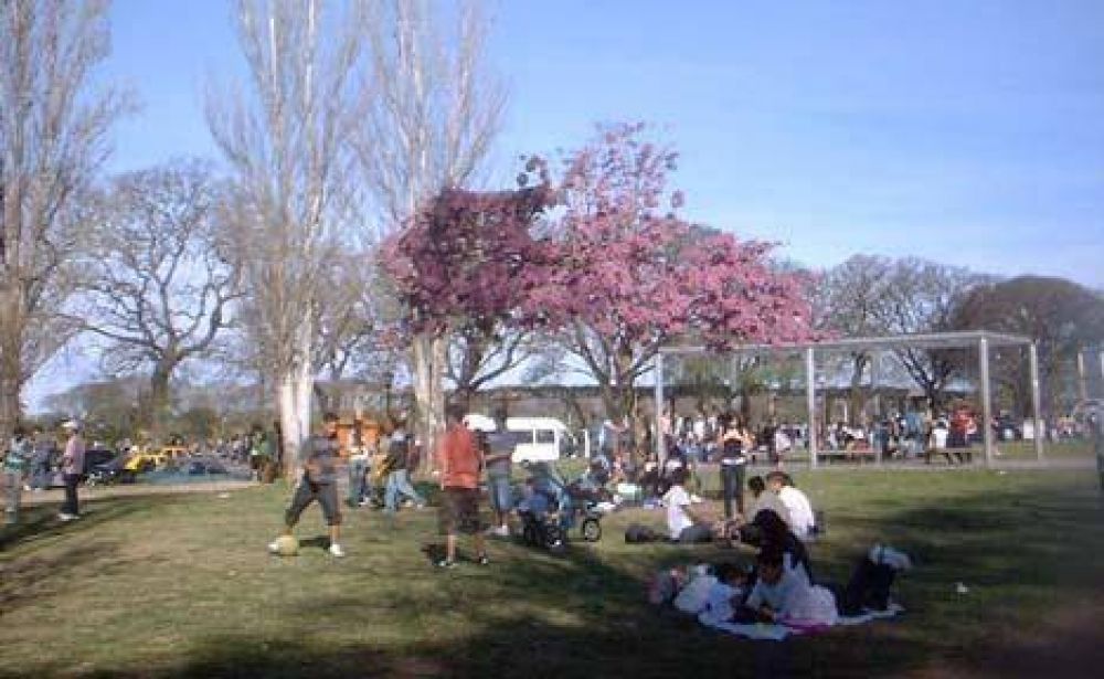 Miles de j�venes festejan la llegada de una primavera soleada