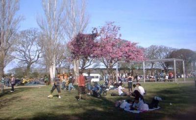 Miles de j�venes festejan la llegada de una primavera soleada
