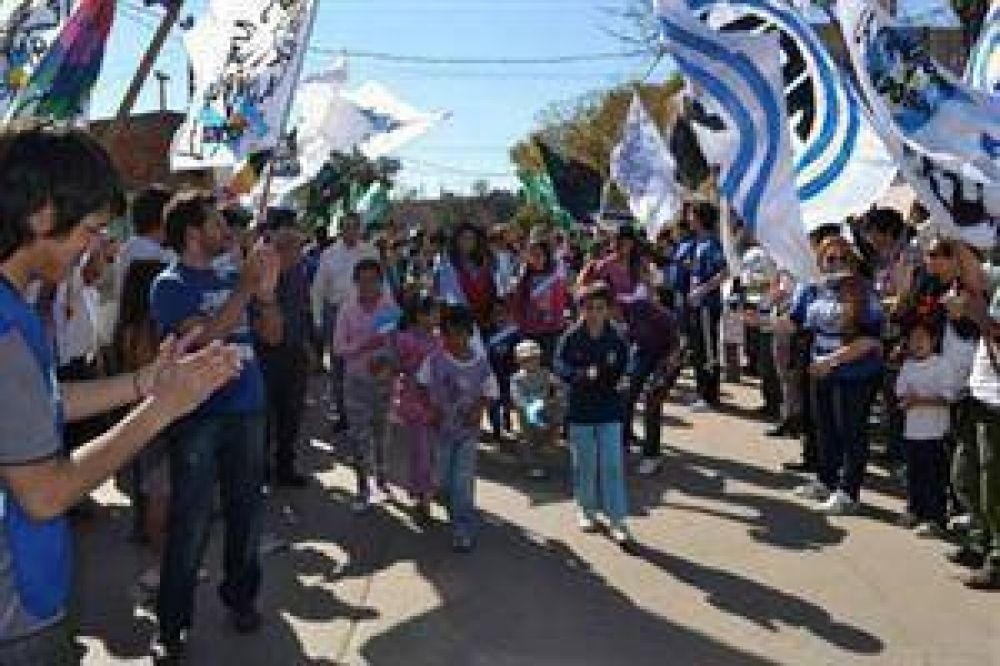 Denuncian que La C�mpora regala en colegios de C�rdoba "Dos por uno" para el cine