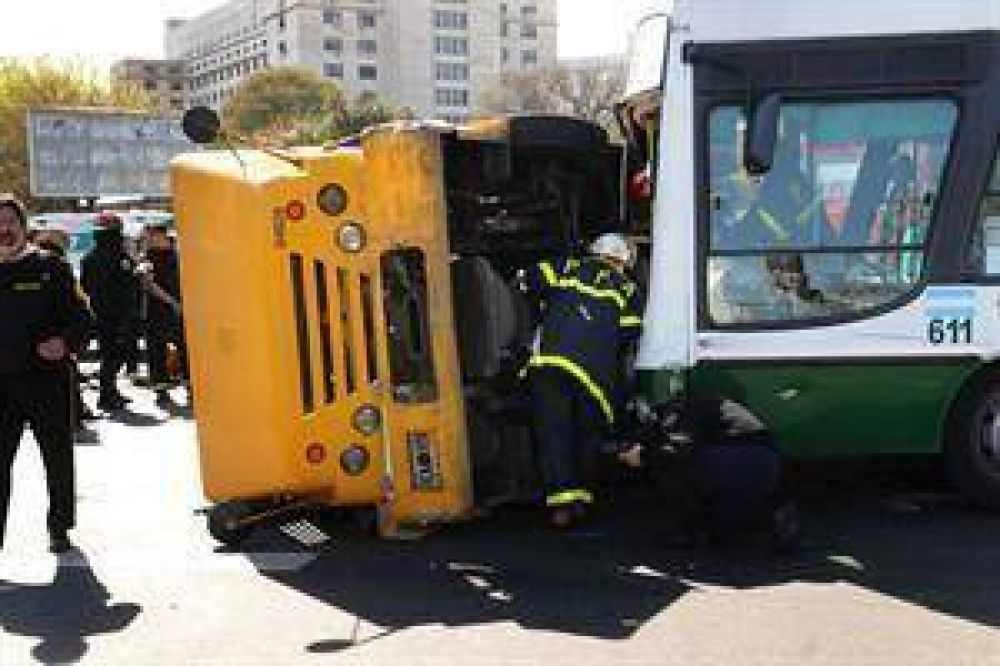 Retiro: 11 heridos por el choque de un colectivo y un cami�n de caudales