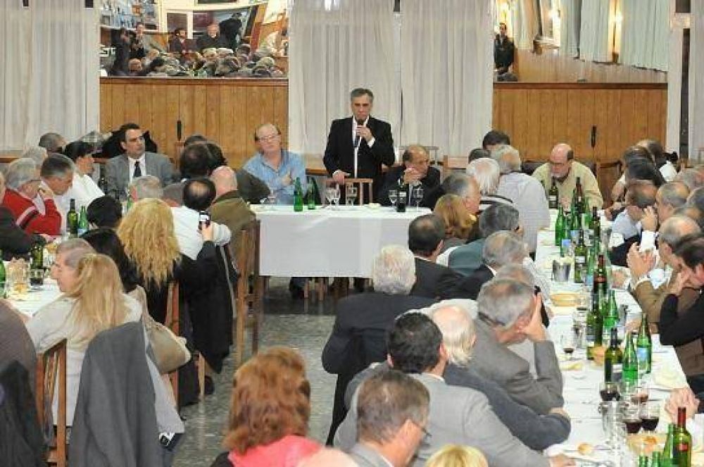 Jes�s Cariglino: �Disfrazan a los Kirchner de peronistas y no lo son�