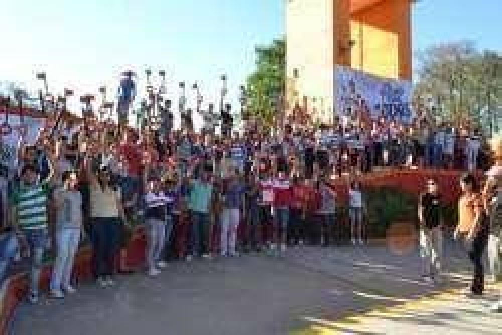 Una multitud en la Estudiantina 2012 Contagiando 