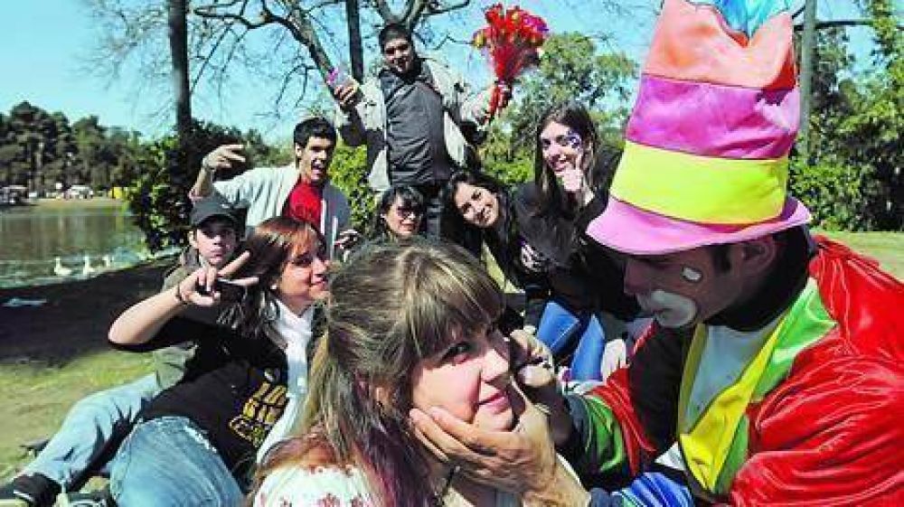A pleno sol, los chicos ganaron las plazas para festejar su d�a
