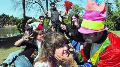 A pleno sol, los chicos ganaron las plazas para festejar su d�a