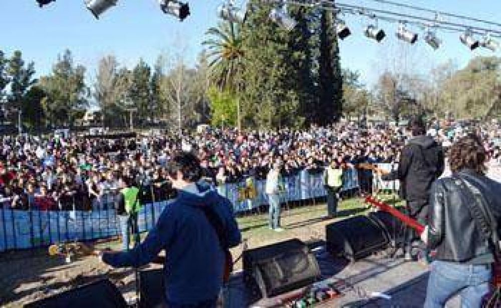 A pura m�sica cientos de j�venes recibieron la �estaci�n de las flores� en el Parque Municipal