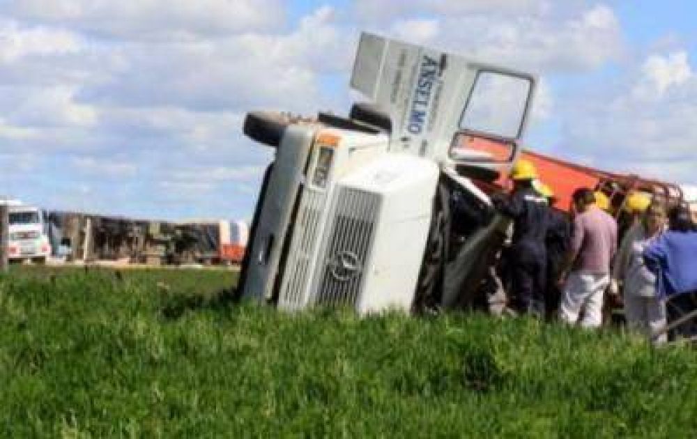 UN HERIDO DE CONSIDERACI�N AL CHOCAR CAMIONES EN LA RUTA 3