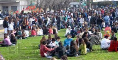 Los j�venes salieron a los parques a celebrar el D�a la Primavera