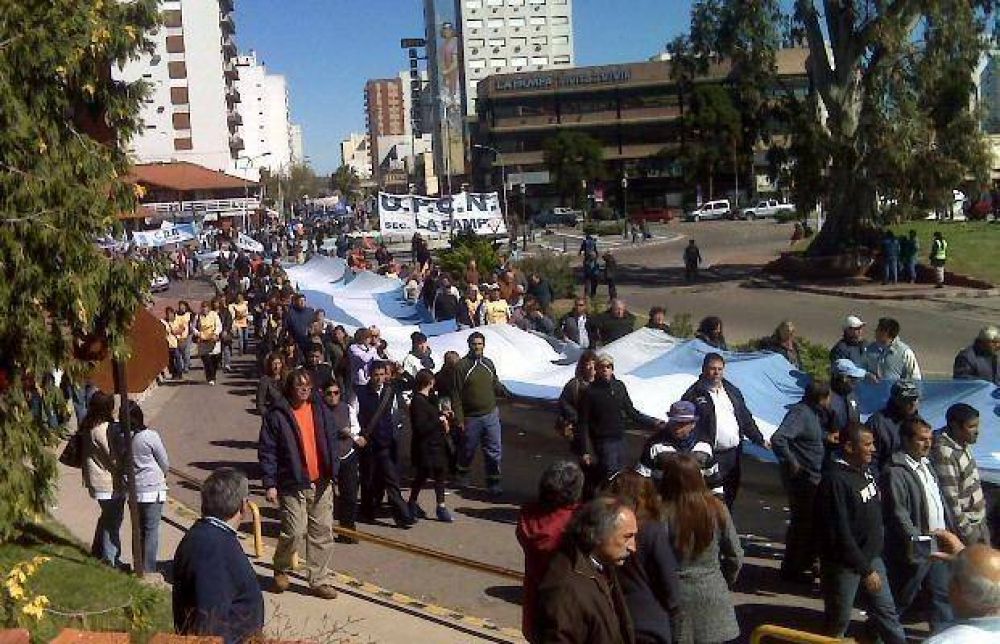  Estatales amenazan con protestas en la inauguraci�n del aut�dromo