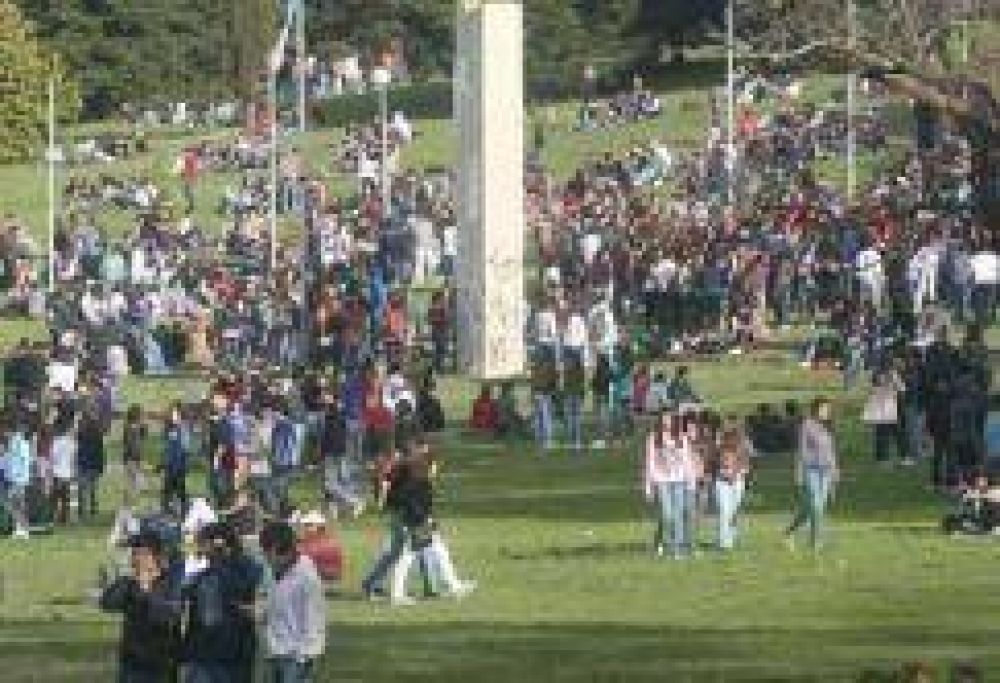  Miles de estudiantes festejaron la llegada de la primavera en la Plaza de las Banderas