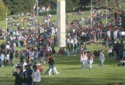  Miles de estudiantes festejaron la llegada de la primavera en la Plaza de las Banderas