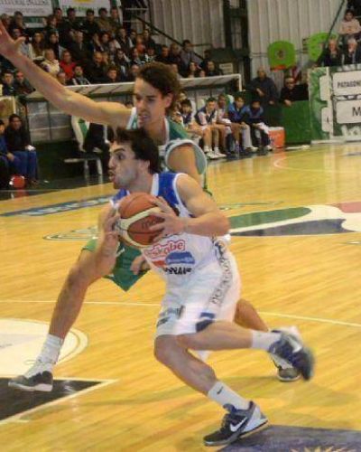 Pe�arol sali� de perderdor y, en Comodoro Rivadavia, volvi� a sonre�r