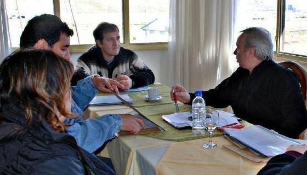 El Gobernador recibi� a diversas instituciones de la localidad