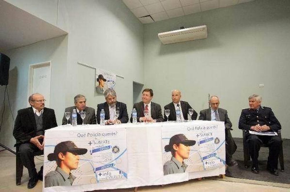  Gobernador anunci� cambios en la polic�a y firm� decreto que da sustento a eliminaci�n del BORA