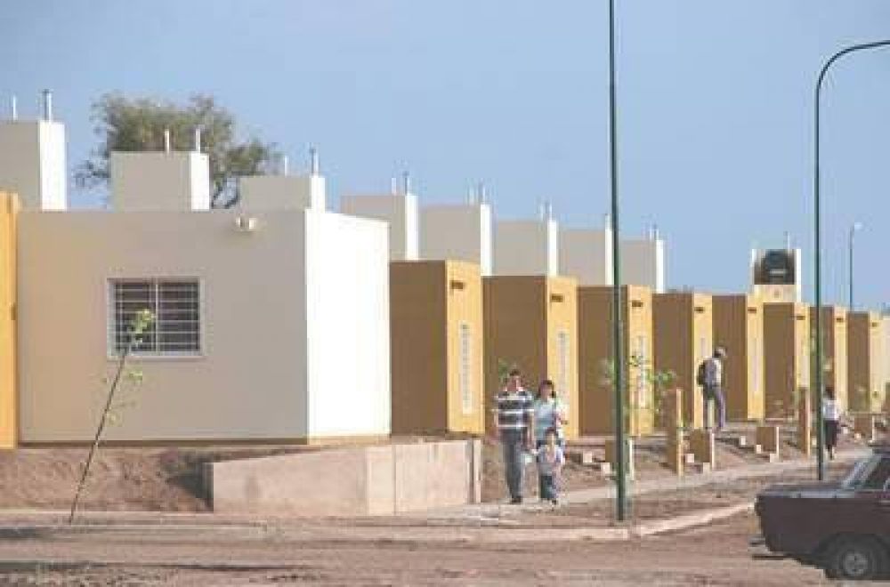Poggi le pidi� a intendentes que se sumen al Programa Provincial de Viviendas