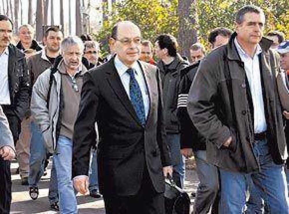 Obreros despedidos toman de reh�n al titular de Sony en Francia