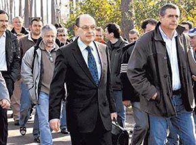 Obreros despedidos toman de reh�n al titular de Sony en Francia