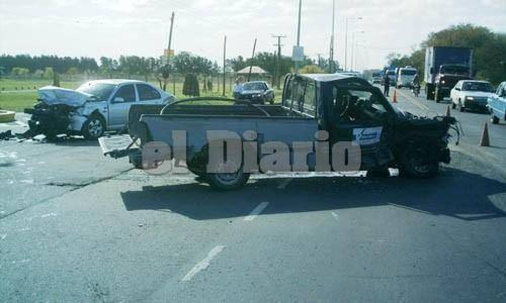 Tres personas heridas por violento choque en la ruta 25